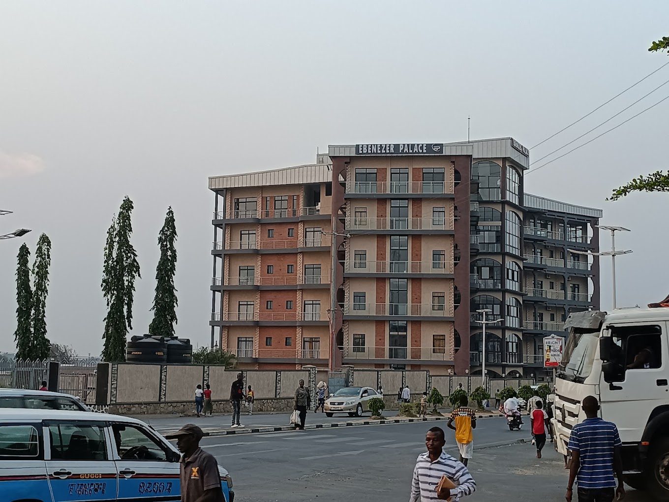 Ebenezer Palace de jour, enseigne de l'hôtel