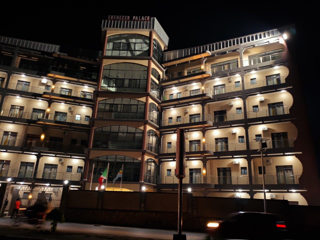 Ebenezer Palace illuminé la nuit